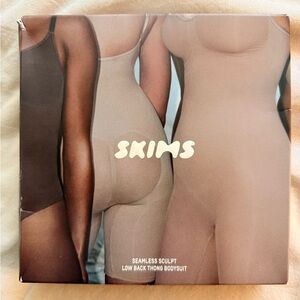 SKIMS Seamless Sculpt Low Back Thong Bodysuit - Onyx / Black